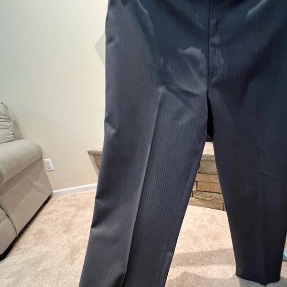 Michael Kors Suit. Gray color jacket size 46 pants size 36 by 32 lenght. - Picture 7 of 9